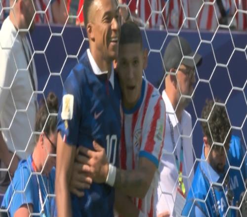 真贴身盯防！巴拉圭后卫紧紧抱住姆巴佩，把姆巴佩逗笑了
